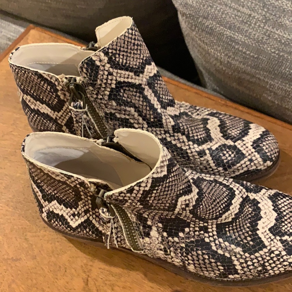 Gianni Bini booties